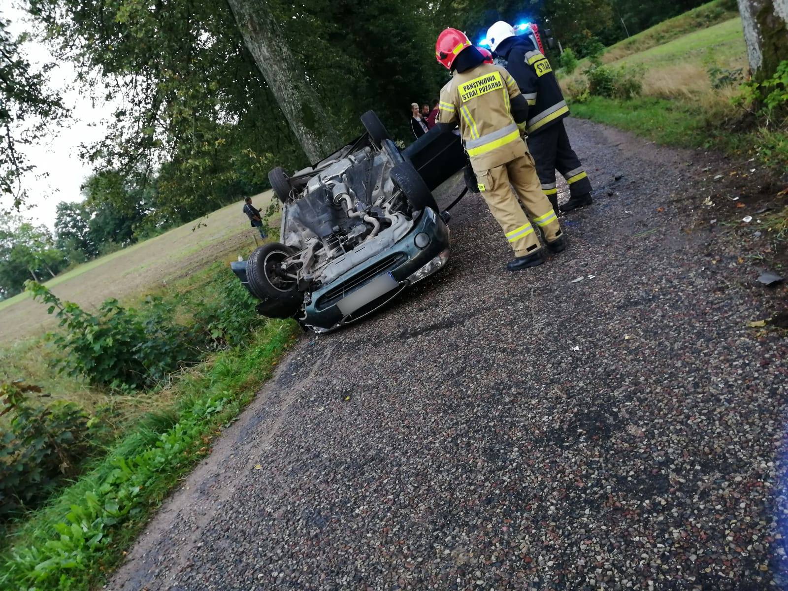 Pasażer złapał za kierownicę w trakcie jazdy. Dachowali w rowie