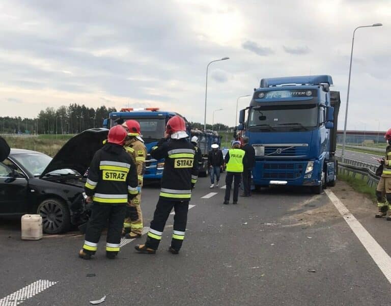 Odbił się od ciężar&oacute;wki i uderzył w bariery