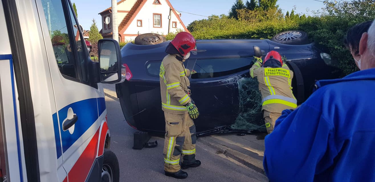 Po wypadku jedno auto skończyło na boku. Są ranni