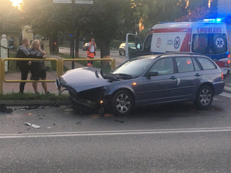 Kolizja BMW z Oplem. Droga była zablokowana