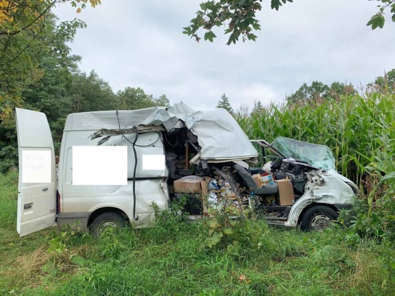 Bus kurierski wjechał w ciężarówkę