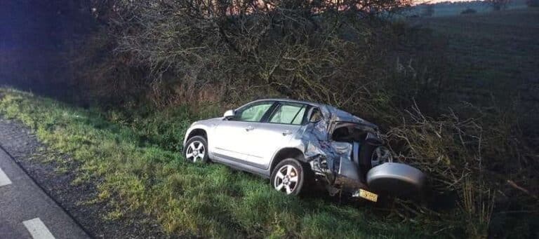 TIR uderzył w tył osobowego auta. Są ranni