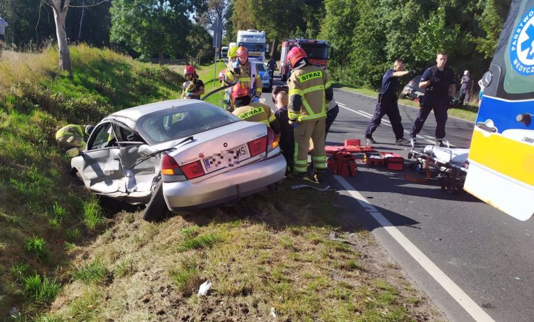 Wypadek drogowy. Doszło do bocznego zderzenia aut. Kierowca trafił do szpitala