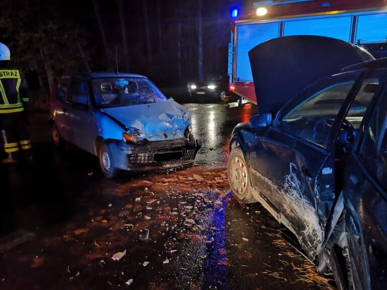 Czołowe zderzenie. W samochodzie była dw&oacute;jka dzieci