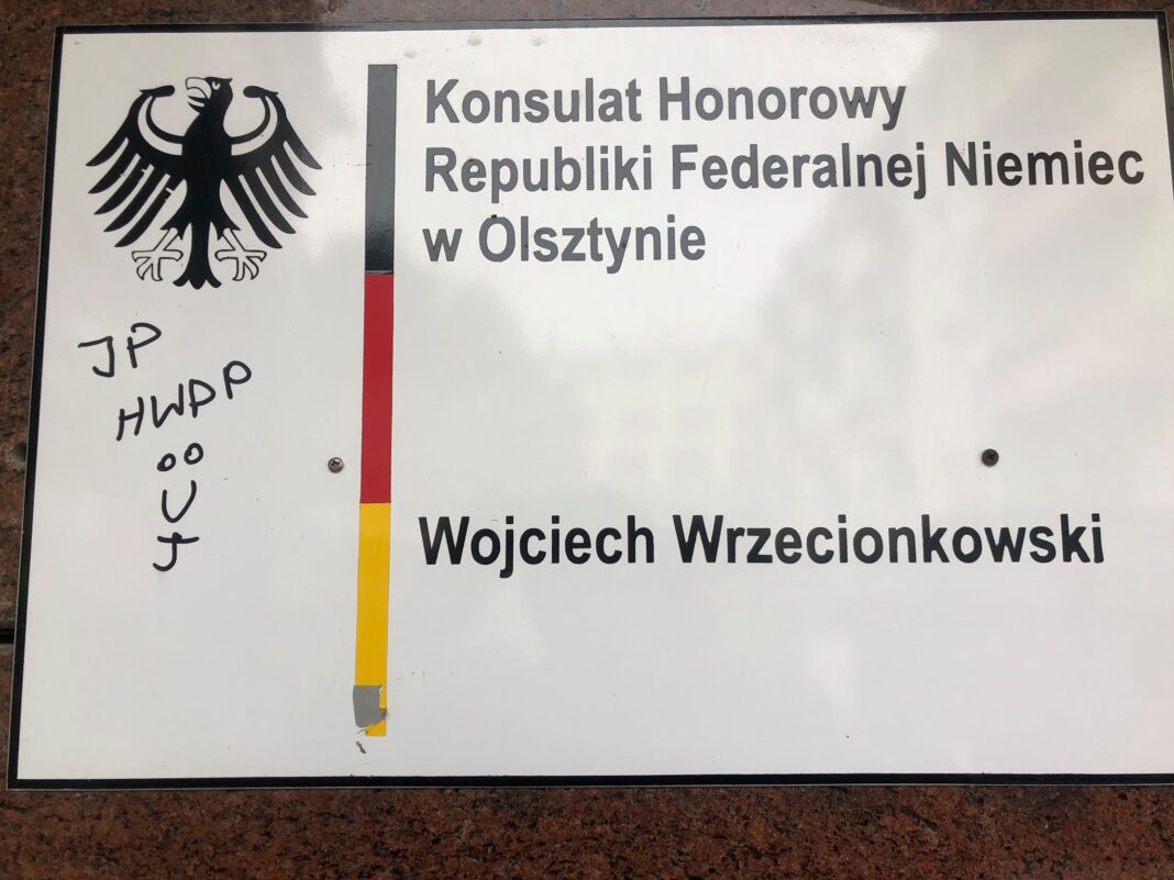 Znów zniszczona tablica honorowego konsulatu Niemiec w Olsztynie