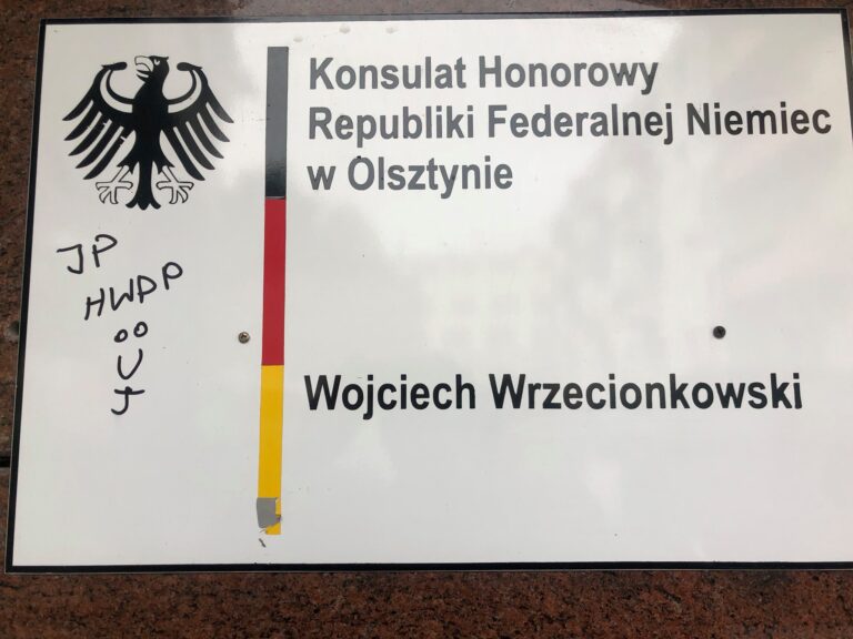 Zn&oacute;w zniszczona tablica honorowego konsulatu Niemiec w Olsztynie