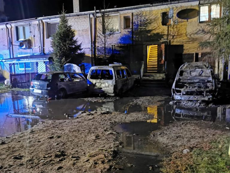 Spłonęły trzy zaparkowane auta