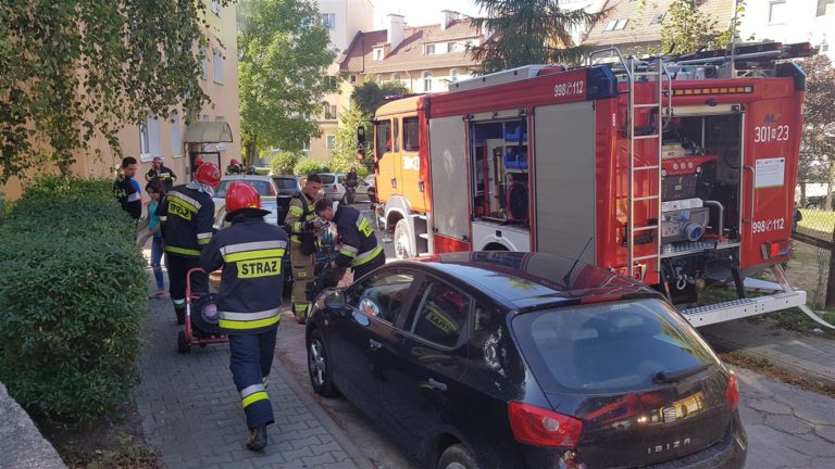 Straż interweniowała w Olsztynie. Wyważono drzwi