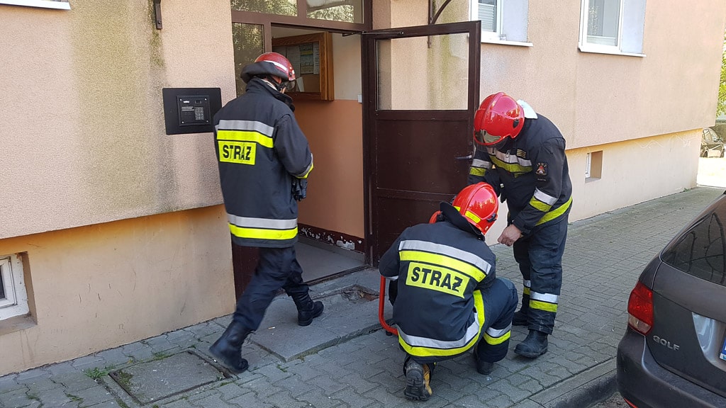 Straż interweniowała w Olsztynie. Wyważono drzwi