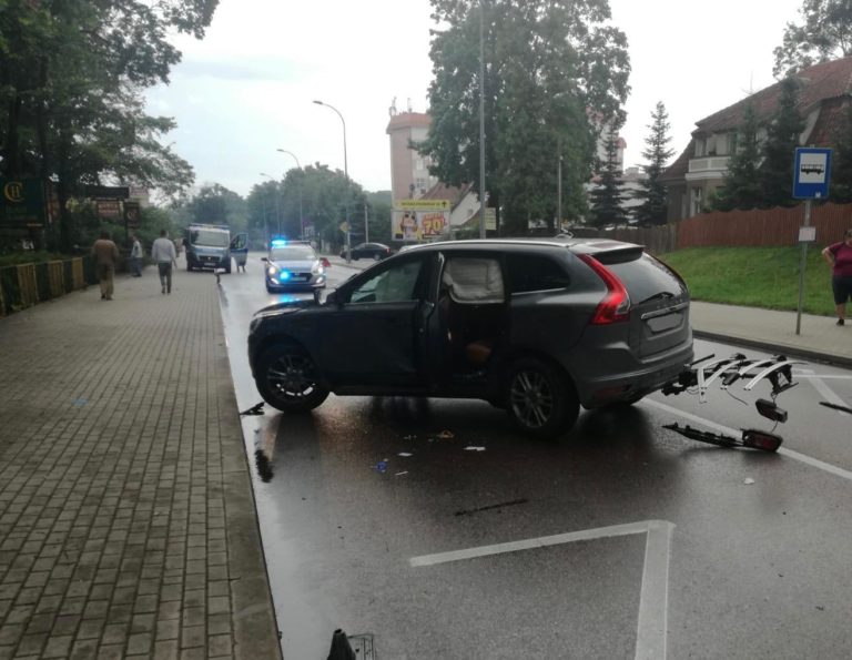 Zderzyli się w centrum miasta. Dwie osoby ranne
