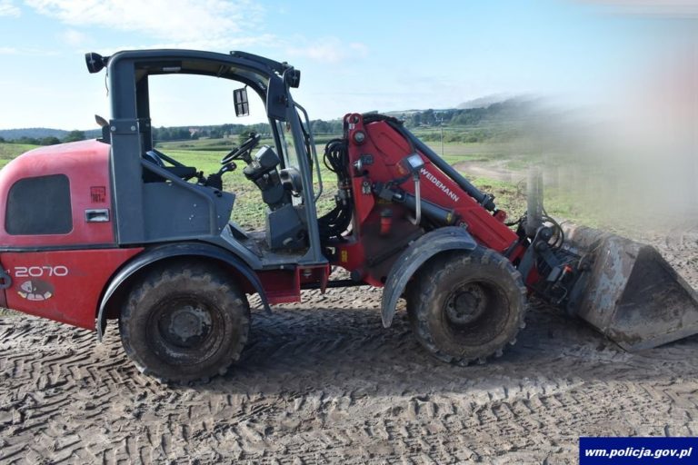 Posadził 4-latka za kierownicą ciągnika: „Pomagał mu w pracach rolnych”
