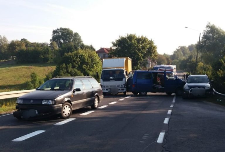 Wypadek na DK16 z udziałem czterech samochod&oacute;w. Jedną osobę zabrał śmigłowiec