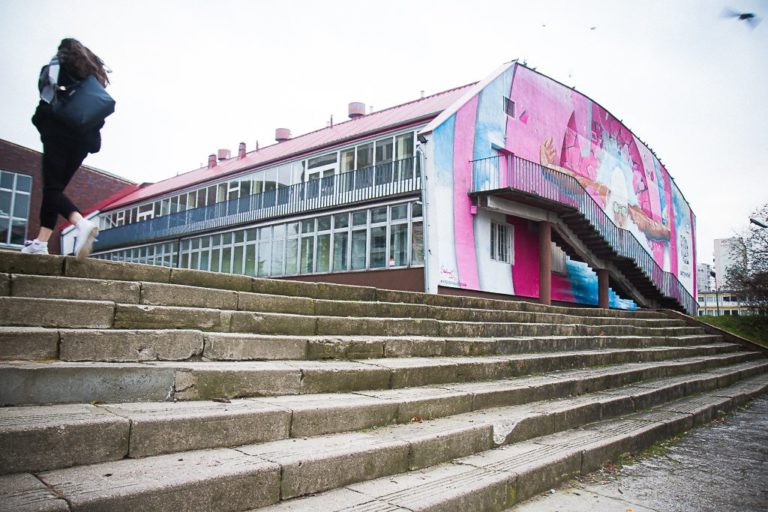 Olsztyński basen idzie na sprzedaż. Miasto ogłasza przetarg na grunt