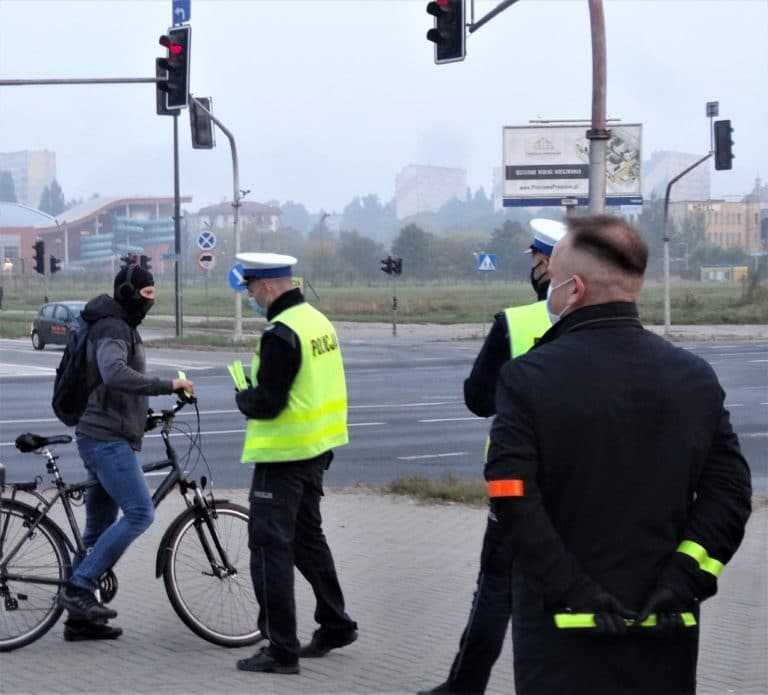 &bdquo;Świeć przykładem &ndash; bądź widoczny&rdquo; policjanci rozdawali odblaski