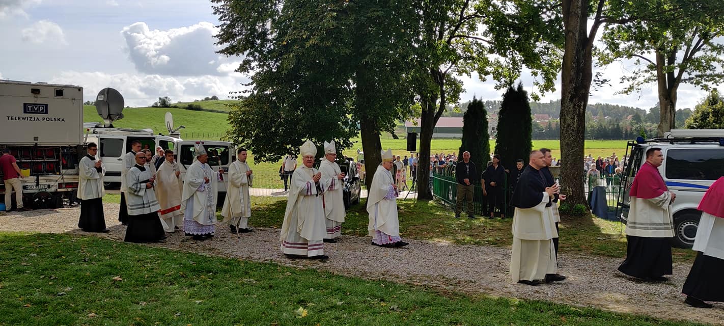 Odpust w Gietrzwałdzie: tłumy pielgrzymów, nie wszyscy przestrzegali zasad sanitarnych