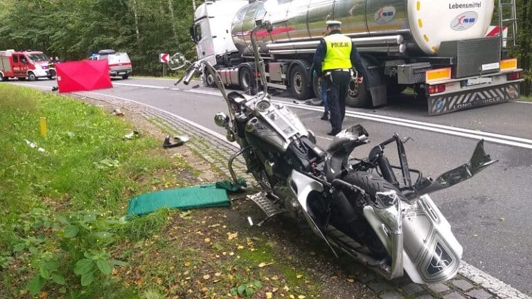 Tragedia na drodze. Motocyklista poni&oacute;sł śmierć na miejscu