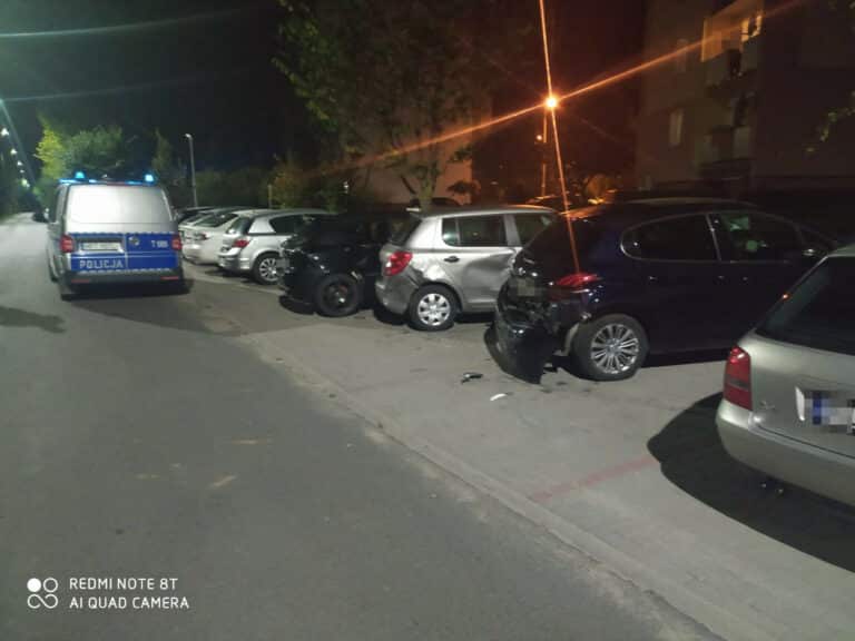 Uderzyła w trzy zaparkowane samochody i uciekła
