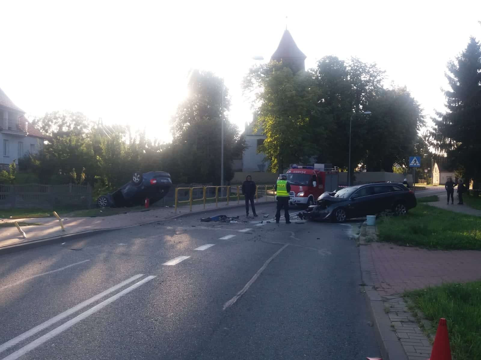 Audi zderzyło się czołowo z oplem. Dwie osoby trafiły do szpitala