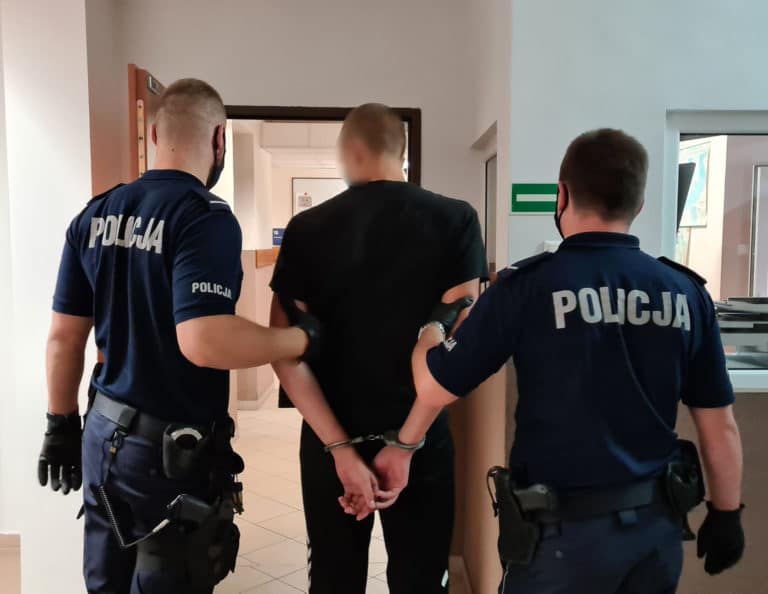 Wyrośnięty 17-latek wpadł bo zachowywał się nerwowo. Teraz grozi u nawet 10 lat więzienia