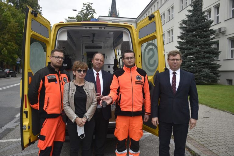 Wojewoda przekazał nową karetkę szpitalowi