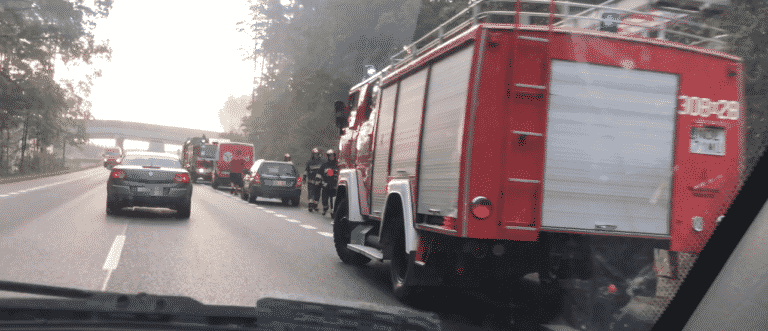 Kurier nie dostosował prędkości. Uderzył w tył pojazdu