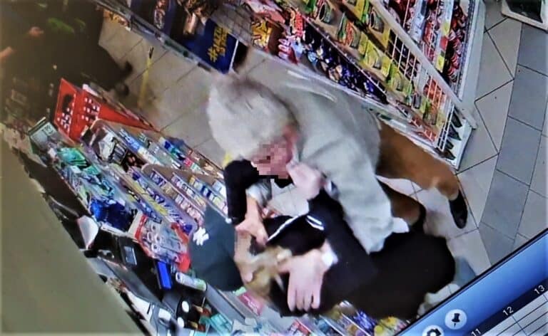 Bitwa o Żabkę. Dziewczyna &bdquo;znokautowała&rdquo; agresywnego emeryta w obronie kasjerki