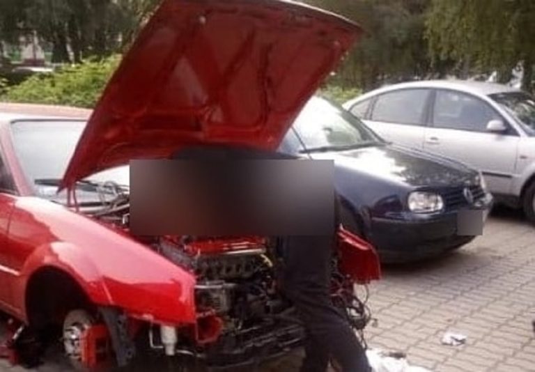 Przeprowadzał naprawę swojego samochodu na jednym z olsztyńskich parking&oacute;w. Dostał mandat