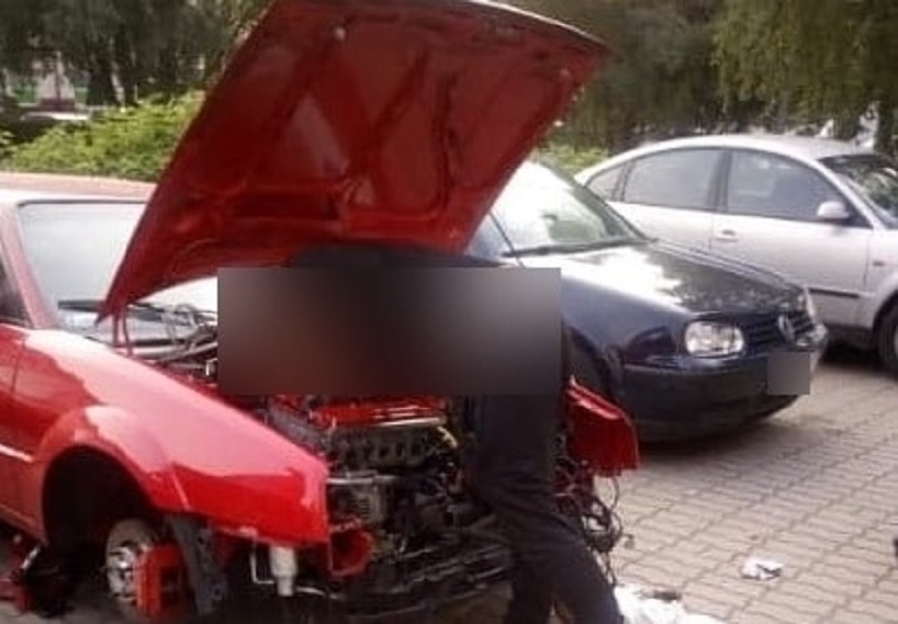 Przeprowadzał naprawę swojego samochodu na jednym z olsztyńskich parkingów. Dostał mandat
