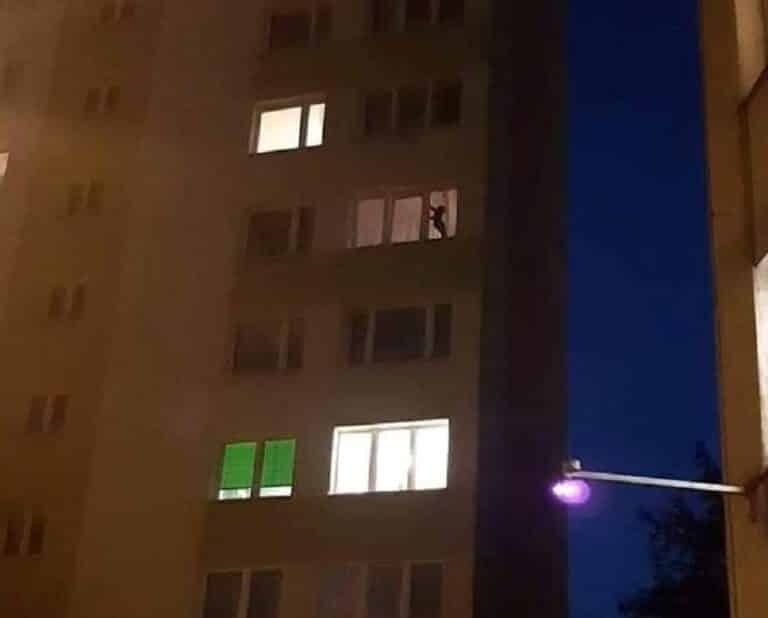 Dziecko stało na parapecie. Mogło dojść do tragedii