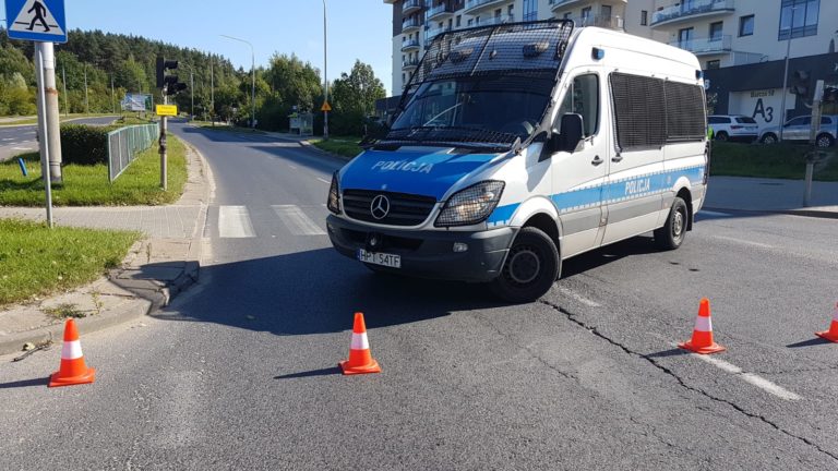 Ulica Krasickiego jest cała zablokowana. Na miejscu pracują saperzy