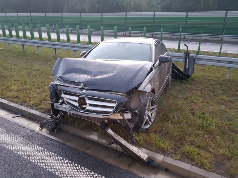 Pędził ekspres&oacute;wką, uderzył w barierę. Jechała z nim 14-latka