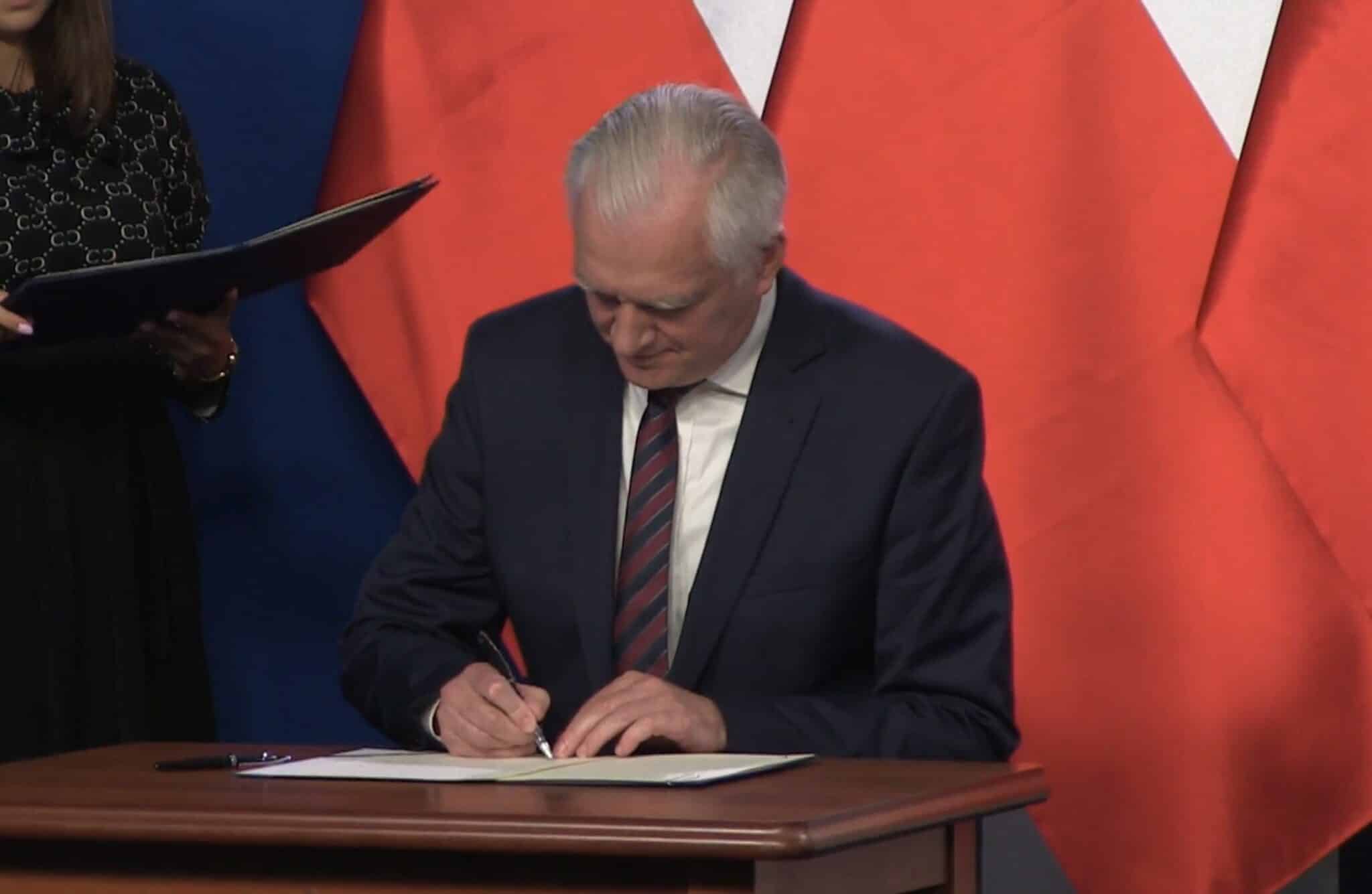 Liderzy: Jarosław Kaczyński, Jarosław Gowin i Zbigniew Ziobro podpisali porozumienie koalicyjne