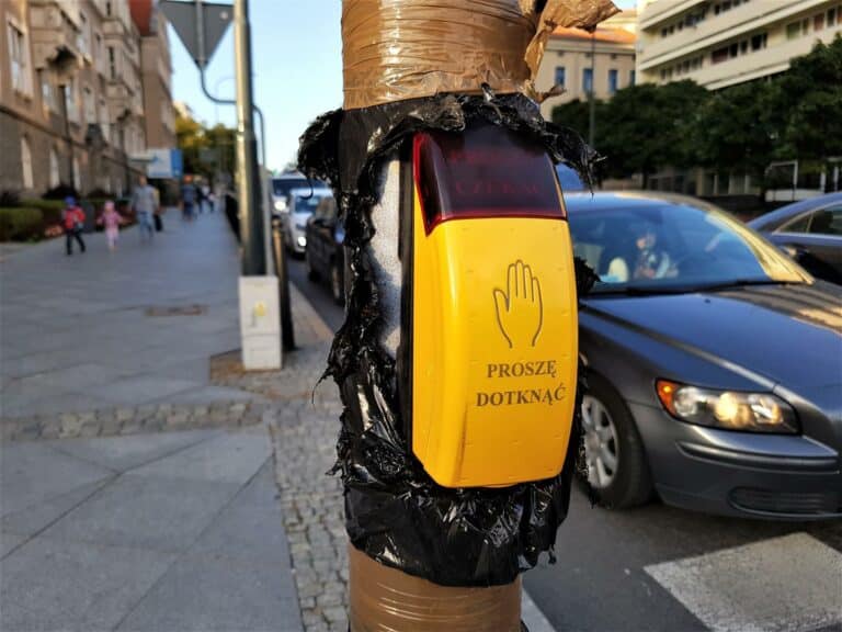 Zafoliowane przyciski na światłach dla pieszych. Co zrobi z nimi ZDZiT?