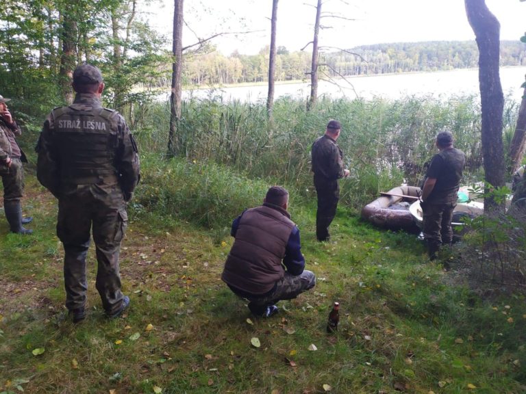 Straż leśna i straż rybacka zatrzymała mężczyznę. Dostał trzy mandaty za łowienie ryb