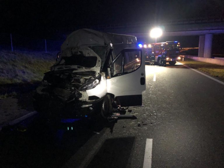 „Dostawczak” najechał na ciężarówkę