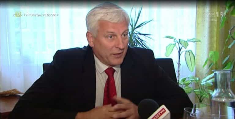 Burmistrz Mikołajek bezkarny. Brutalne pobicie, pogryzienie dziecka przez psa, sprzedaż nieruchomości