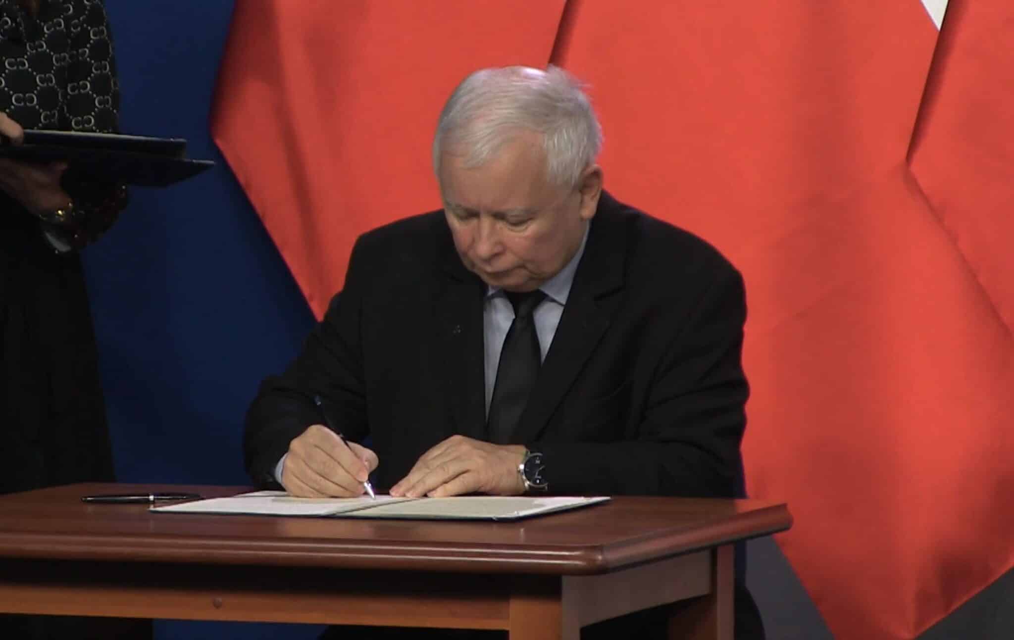 Liderzy: Jarosław Kaczyński, Jarosław Gowin i Zbigniew Ziobro podpisali porozumienie koalicyjne