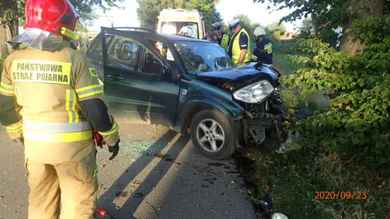 Sytuacja była dramatyczna. Po uderzeniu był nieprzytomny i uwięziony w aucie