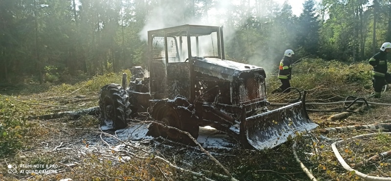 Zapalił się ciągnik w lesie