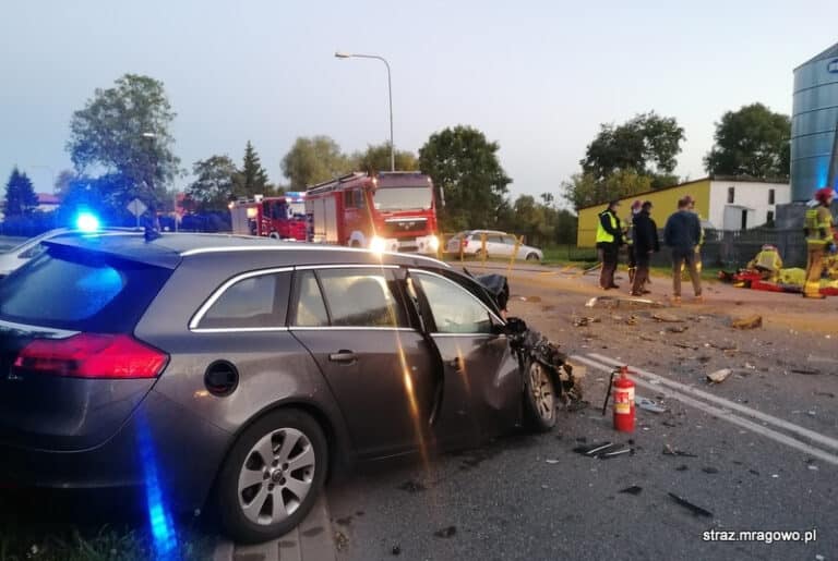Audi zderzyło się czołowo z oplem. Dwie osoby trafiły do szpitala