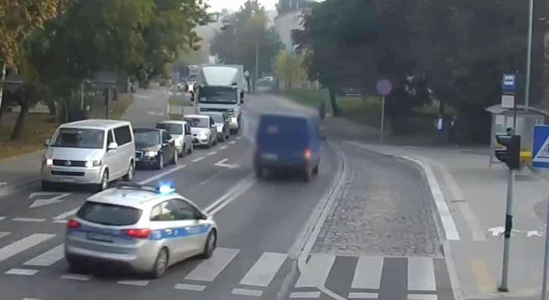 Policyjny pościg ulicami Olsztyna. Dostawczakiem uszkodził dwa auta, potem uciekał pieszo