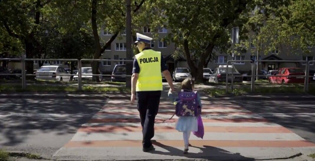 Policyjne patrole pełnią służbę w rejonach szkół. Ruszył w Olsztynie program „Bezpieczna droga do szkoły”