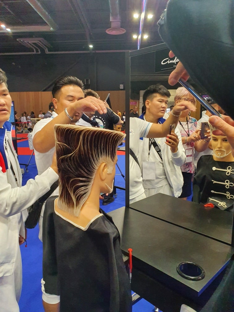 Aktualny Mistrz Świata we fryzjerstwie zaprasza do swojego nowego salonu