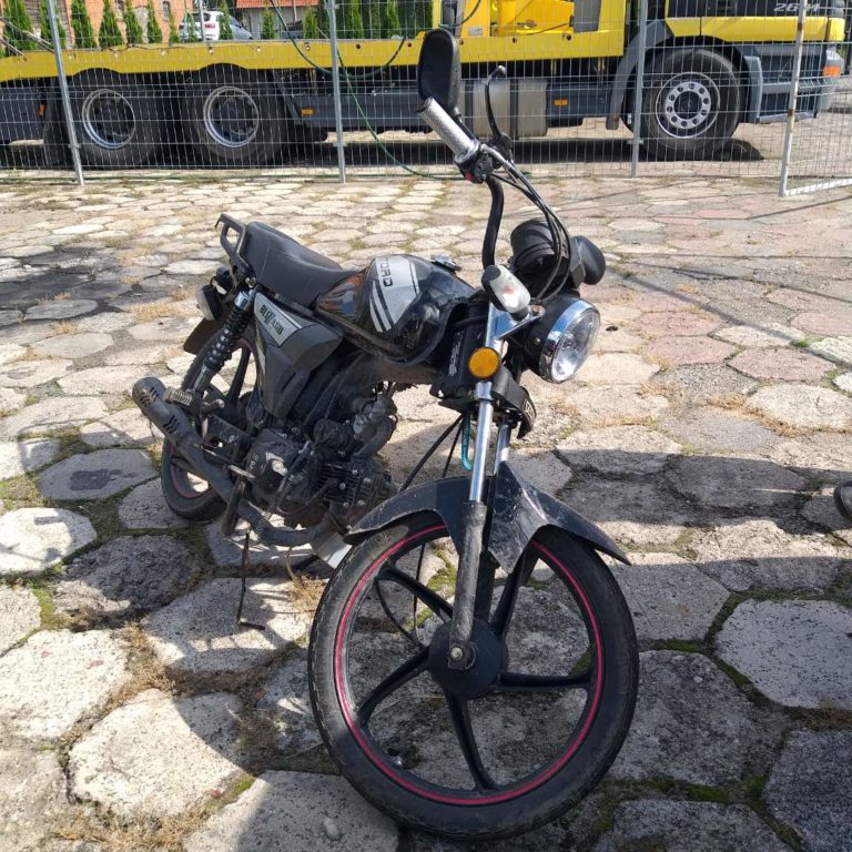 Motocyklista zginął na miejscu po uderzeniu w drzewo