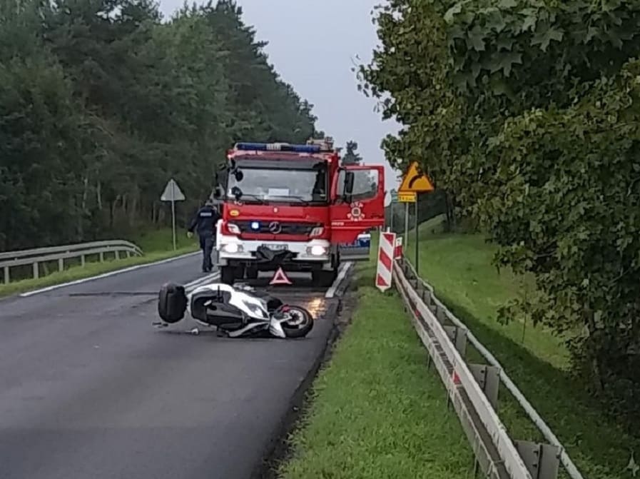 Motocyklista trafił do szpitala. Po wypadku DK 51 zablokowana