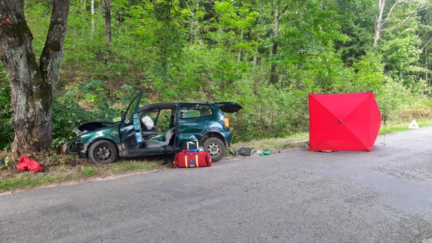 Samochód VW Polo uderzył w drzewo. Kierowca poniósł śmierć na miejscu wypadek Olsztyn, Wiadomości