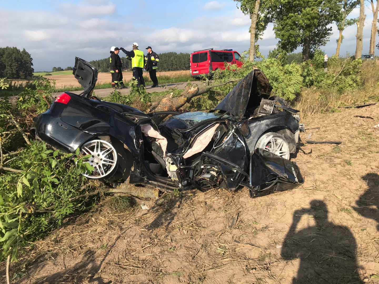 Zginął 24-letni kierowca Audi po uderzeniu w drzewo wypadek Olecko, Wiadomości