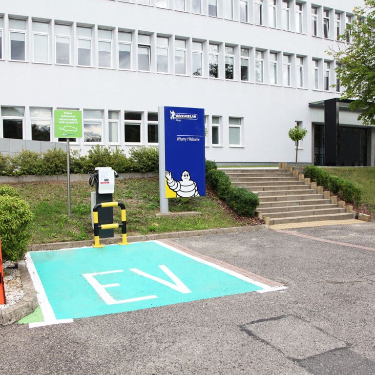 Bezpłatna stacja ładowania samochod&oacute;w elektrycznych przy olsztyńskiej fabryce Michelin