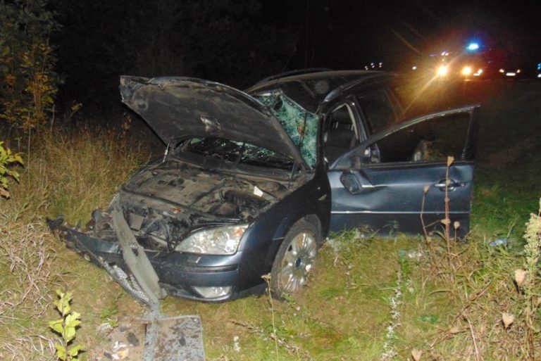 Samochód po kolizji skończył w rowie