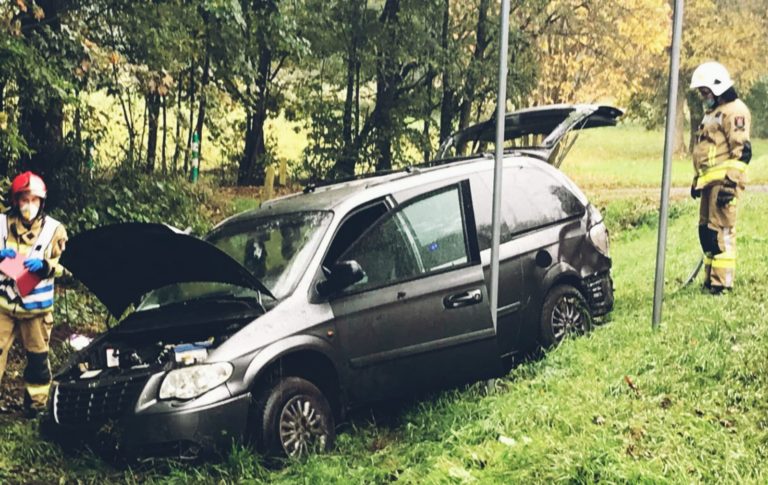 Jechała z 4-letnim dzieckiem. Na łuku drogi samochód wypadł z trasy